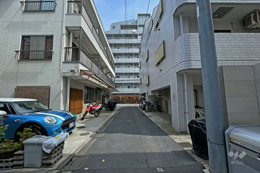 敷地北東側の前面道路（南西側から）