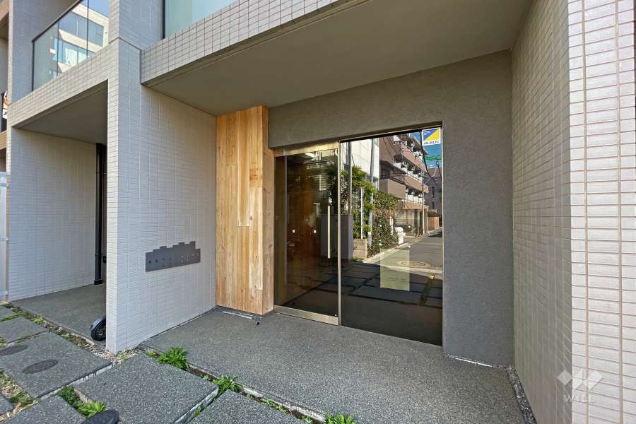 エントランスはオートロック付きです。