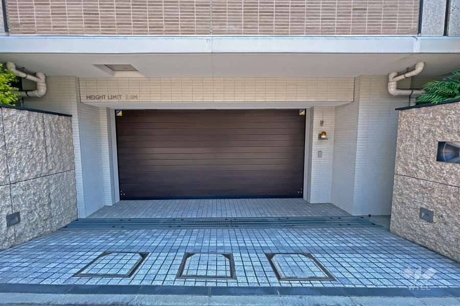 駐車場の出入り口（自動シャッター付き）