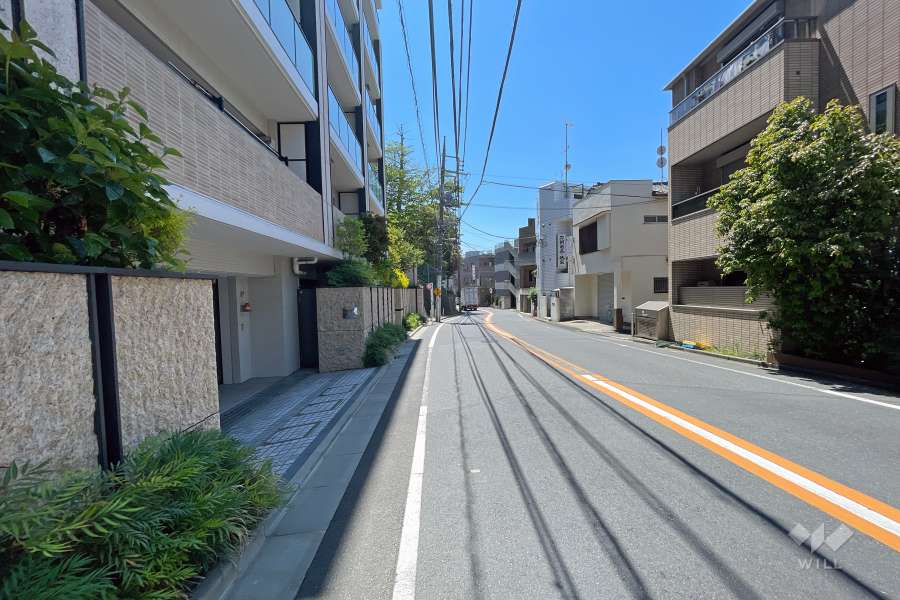 敷地西側前面道路は「中根小通り」と呼ばれる2車線道路です。