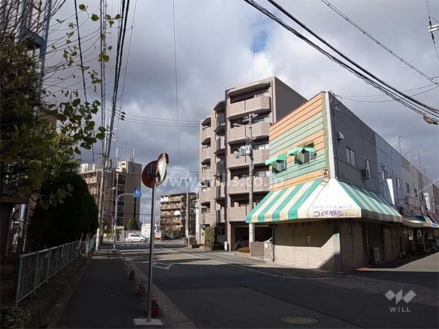 周辺には団地や店舗などが立っています。