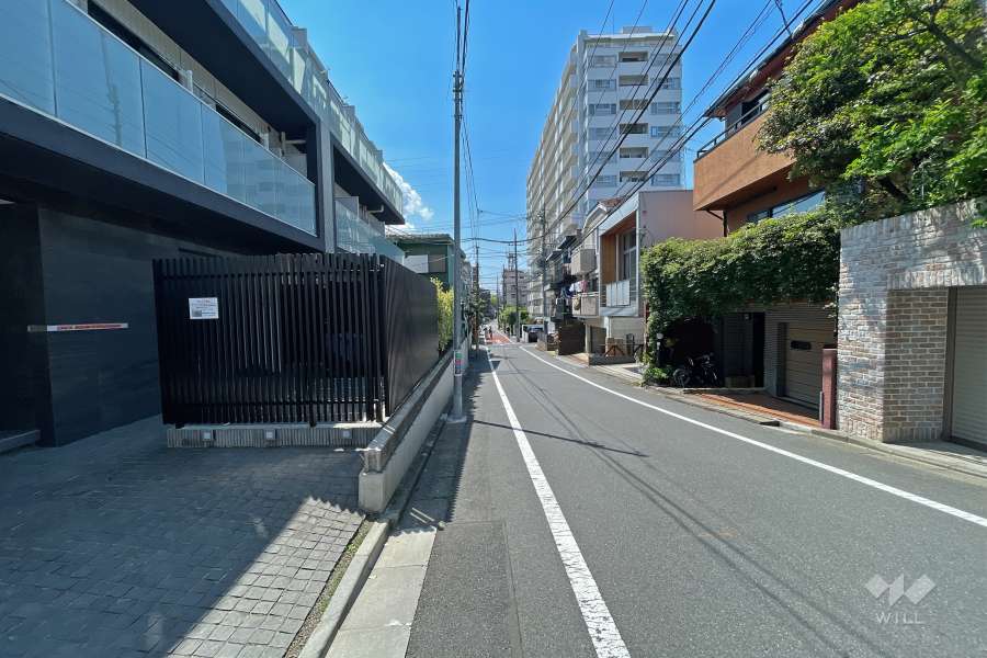 敷地北側の前面道路（東側から）