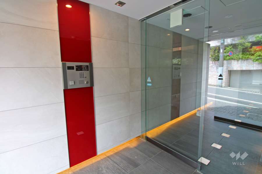 エントランスはオートロック付きです。