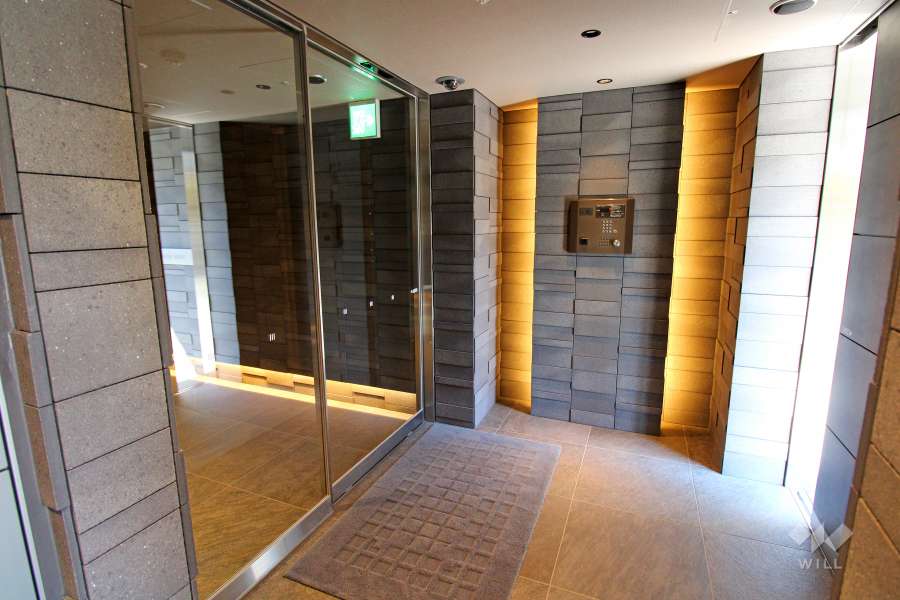 エントランスはオートロック付きです。