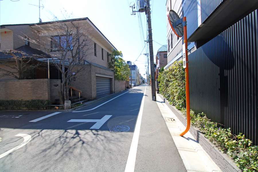 敷地東側の前面道路