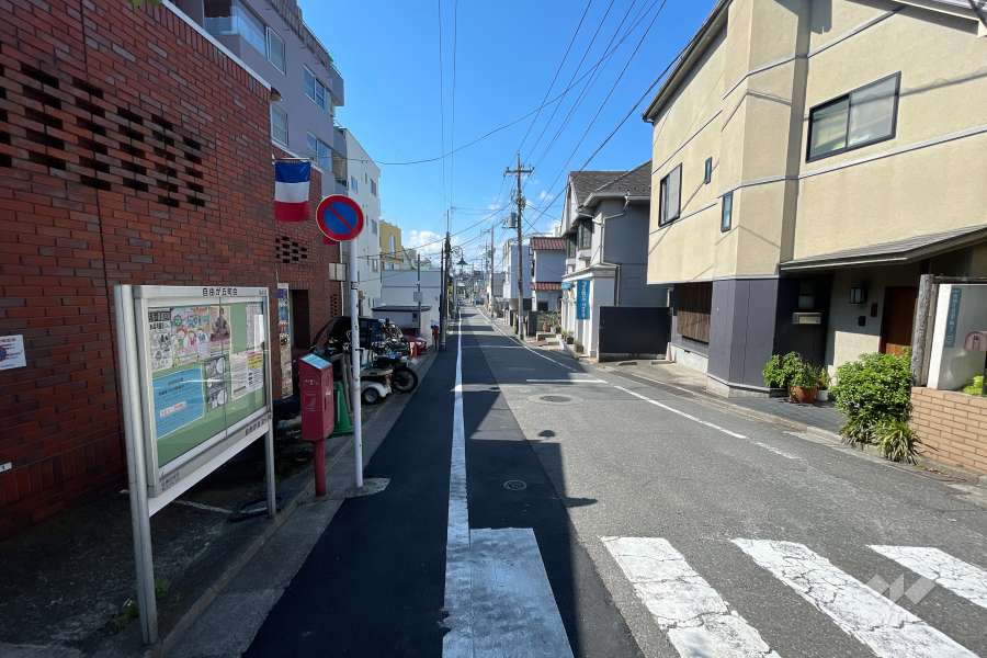 敷地西側の前面道路