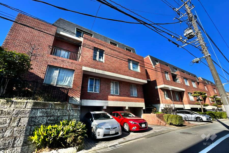 コート諏訪山の外観（南東側から）