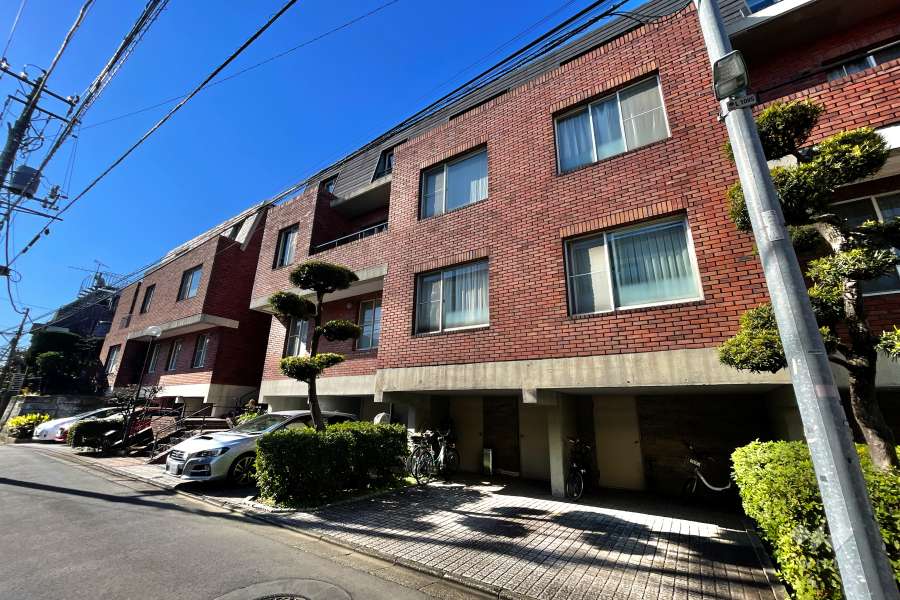 コート諏訪山の外観（北東側から）