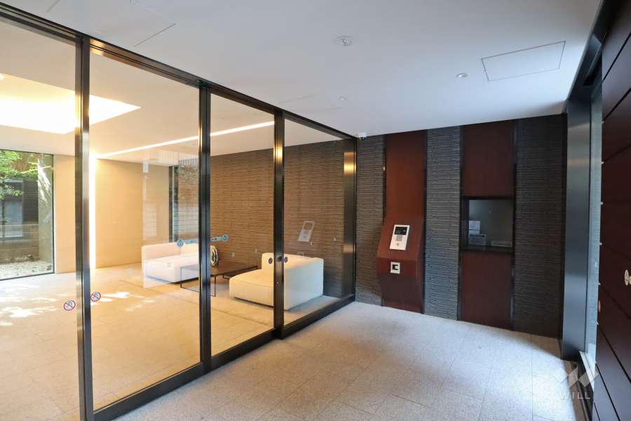 エントランスはオートロック付きです。