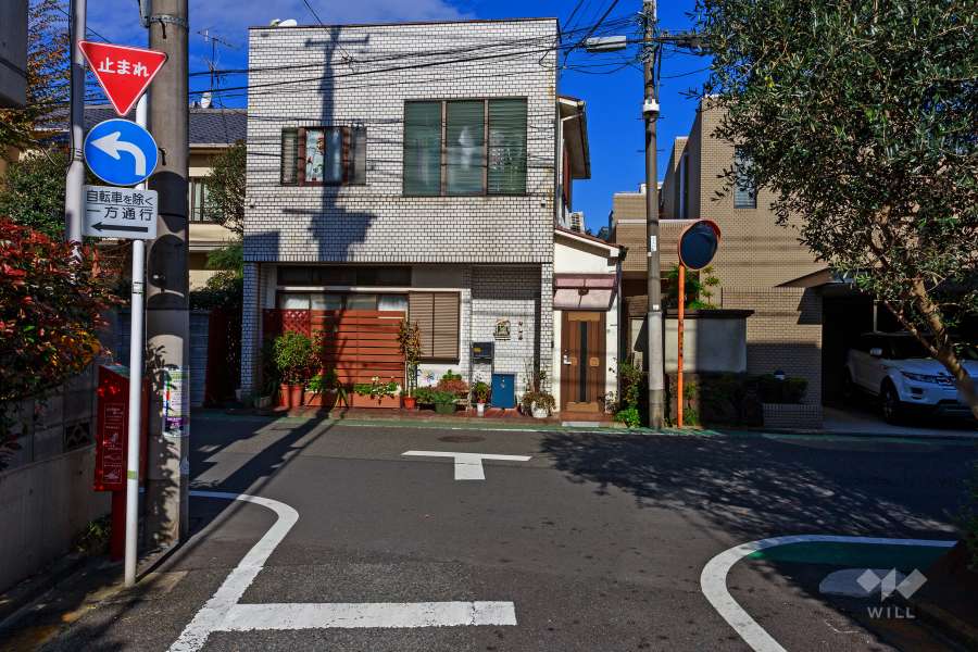 敷地西側の前面道路（南側から）