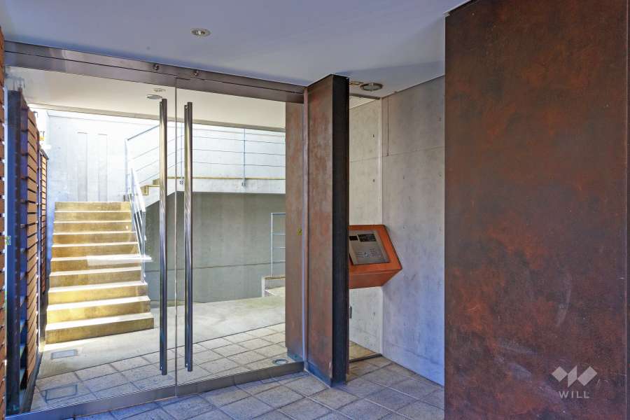 エントランスはオートロック付きです。