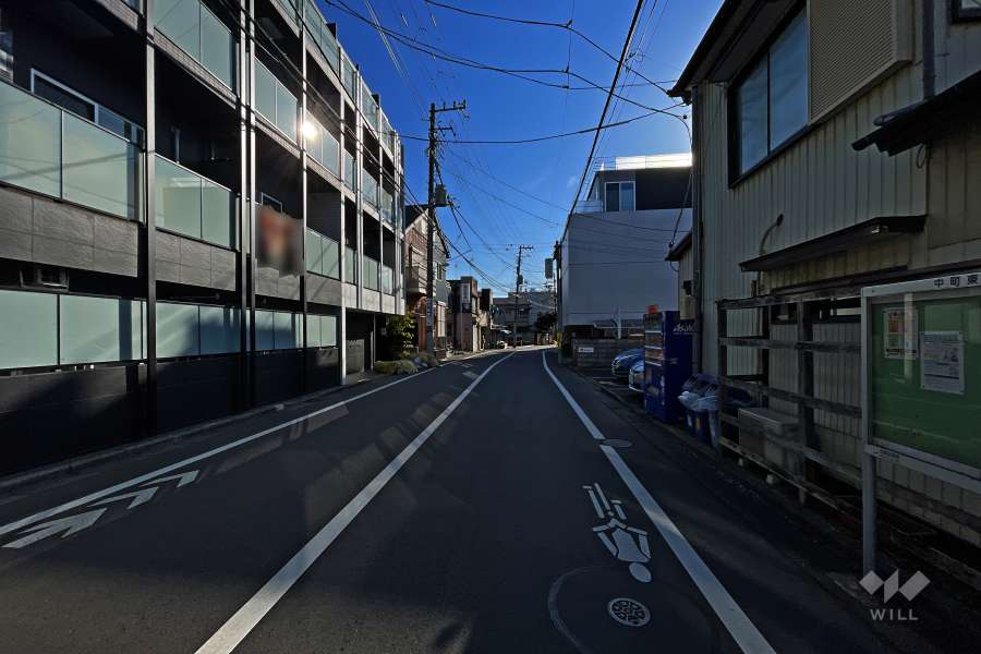 敷地南側の前面道路（西側から）