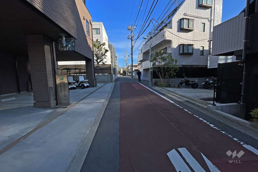 敷地西側の前面道路（南側から）