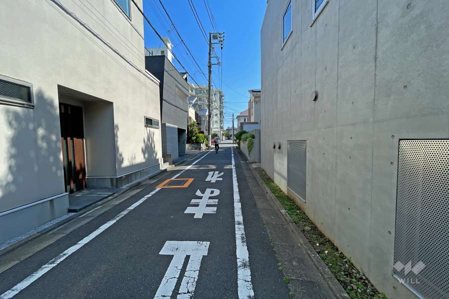 敷地東側の前面道路（北側から）
