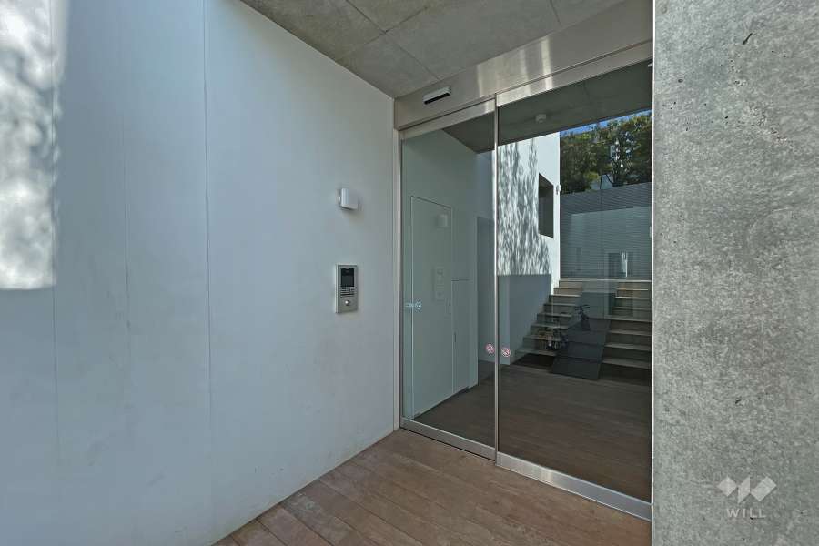 エントランスはオートロック付きです。