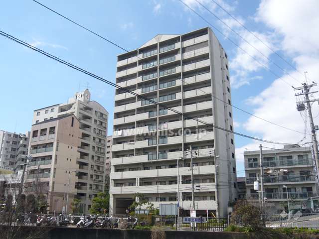ユニライフ伊丹駅前の外観（東側から）