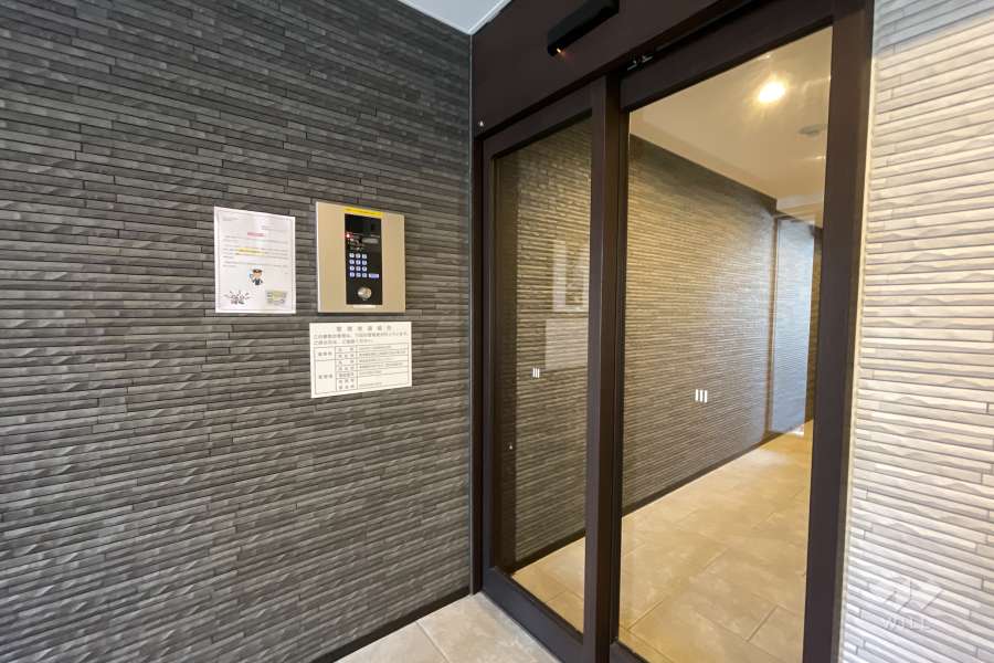 エントランスはオートロック付きです。