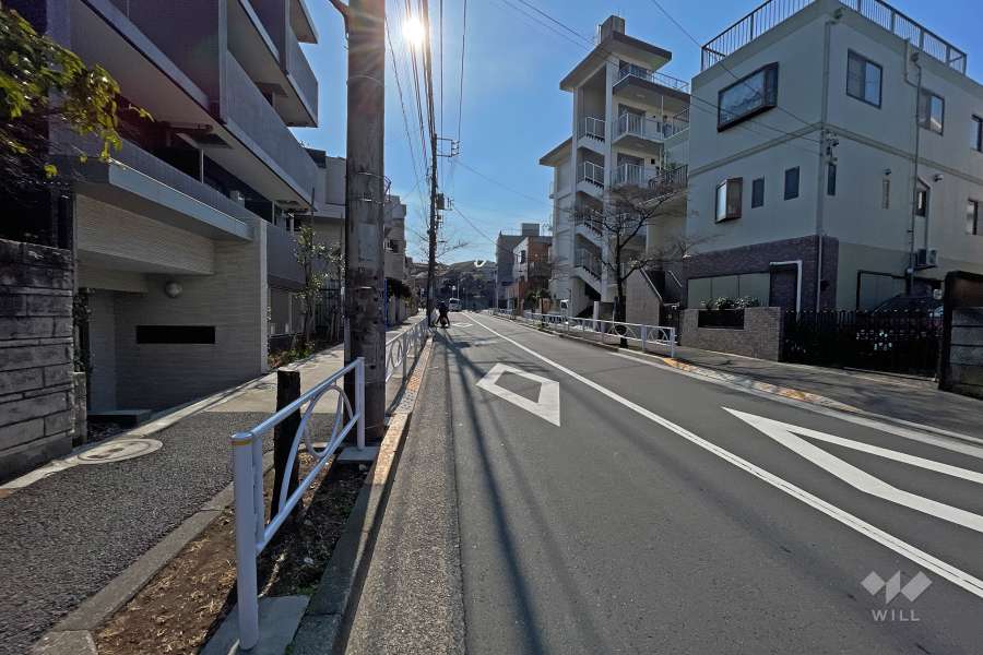 敷地南西側の前面道路（北西側から）