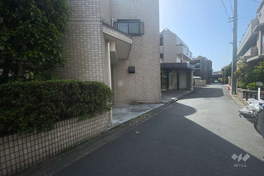 敷地北側の前面道路