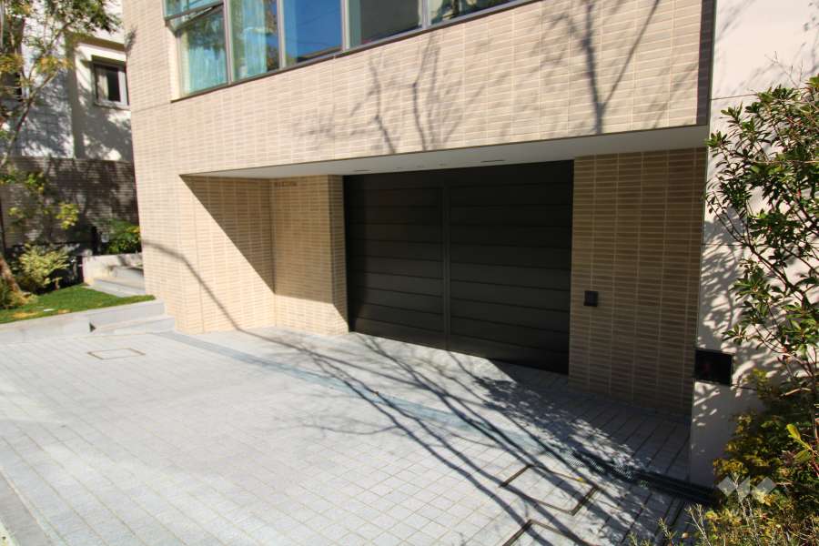 駐車場の出入口（シャッター付き）