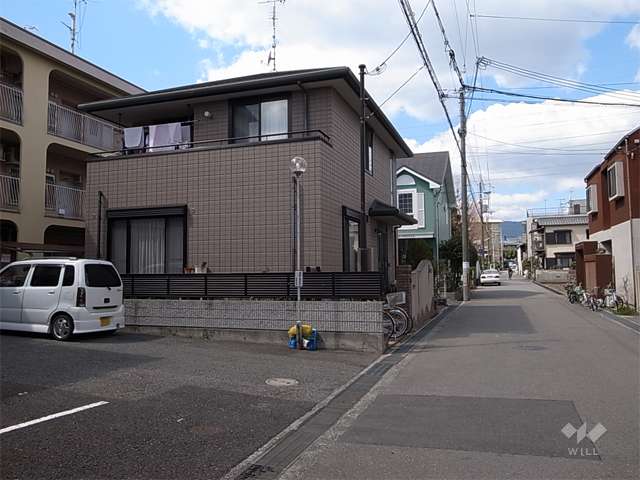 敷地東側の前面道路。周辺は区画の整った静かな住宅地です。