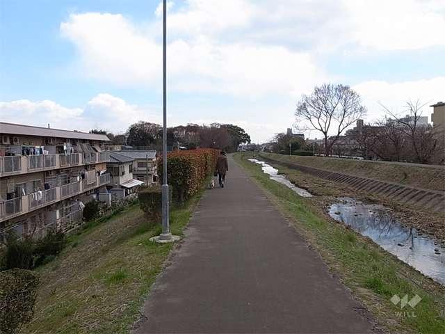 敷地の西側には天神川が流れています。