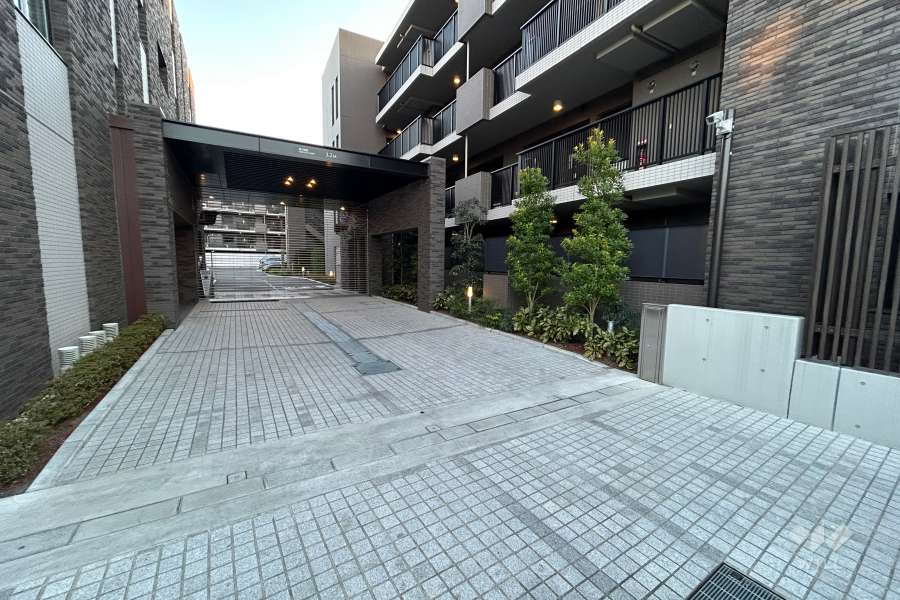 駐車場の出入口（リングシャッター付き）