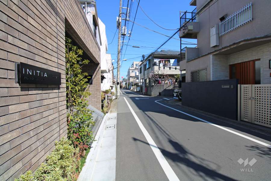敷地東側の前面道路（南側から）