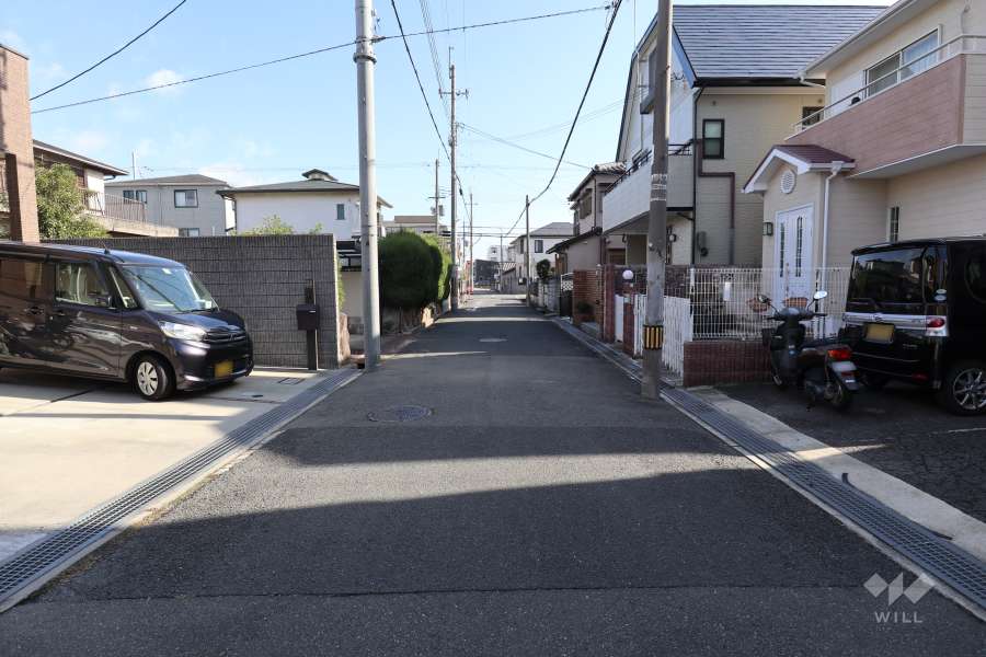敷地北側の前面道路（東側から）