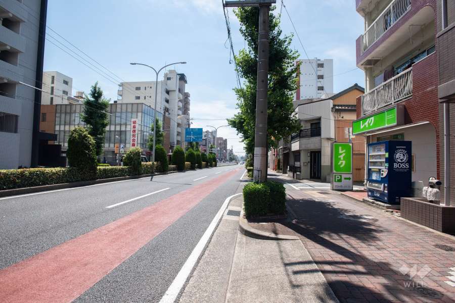 敷地南側の前面道路（東側から）