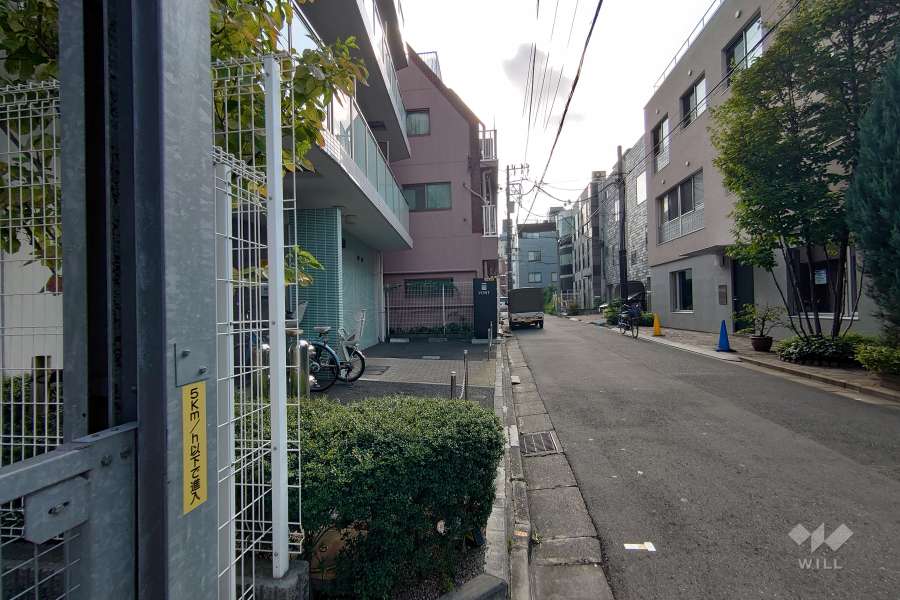 敷地北西側の前面道路（北東側から）