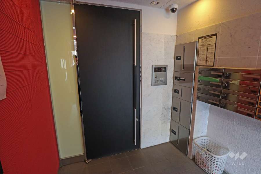 エントランスはオートロック付きです。