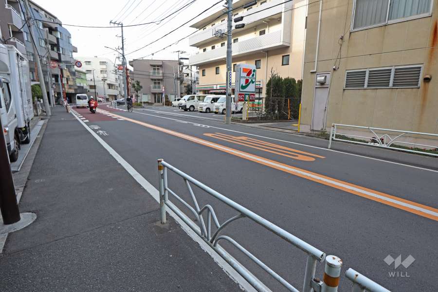 敷地北東側の前面道路（北西側から）
