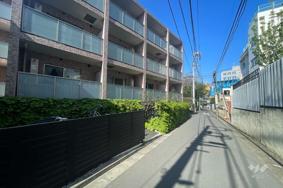 敷地南東側の前面道路（南西側から）