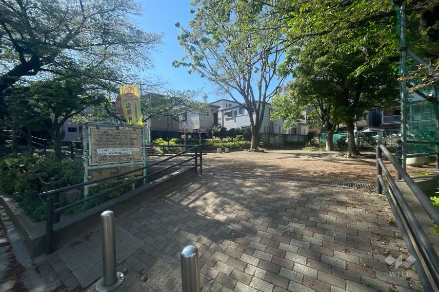 敷地に隣接する『渋谷区立笹塚東公園』