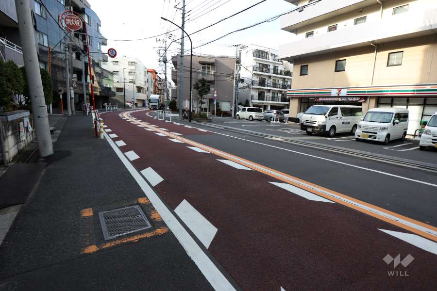 敷地北側の前面道路。二車線のバス通りです。