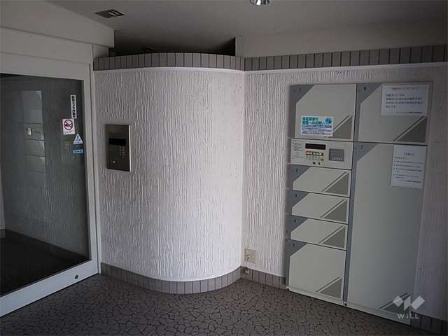 オートロックと宅配ボックスが設置されています。