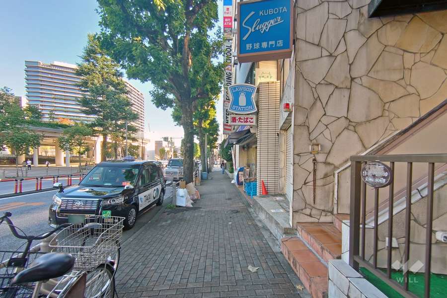 敷地東側の前面道路は外苑西通りです（北側から）。『国立競技場』に面しています。