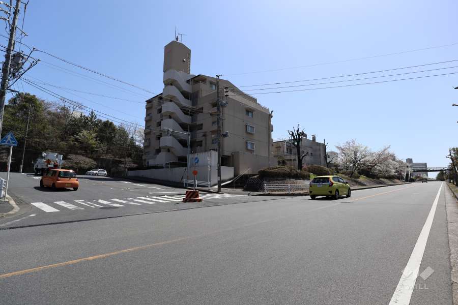 敷地北西側と北東側の前面道路（北西側から）