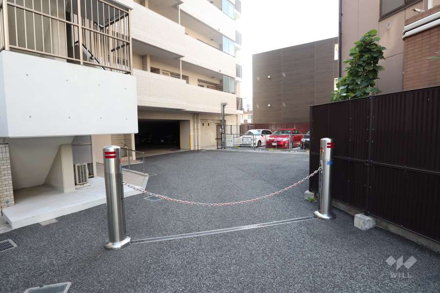 駐車場の出入口（ロボットゲート付き）