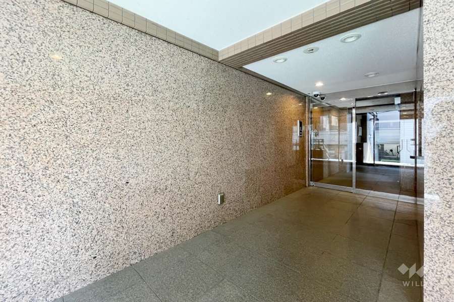 エントランスはオートロック付きです。