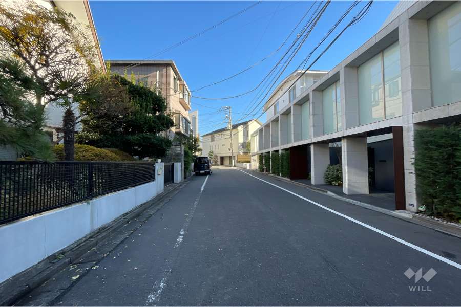 敷地北西側の前面道路（南西側から）