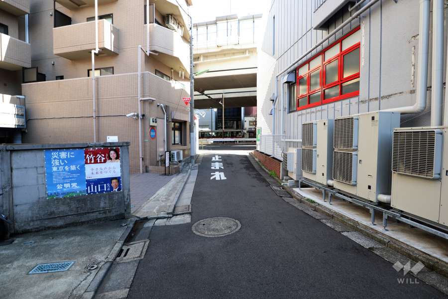 敷地南西側の前面道路(北西側から)