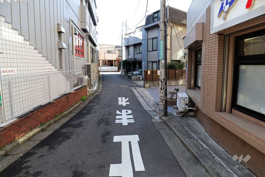 敷地南西側の前面道路(南東側から)