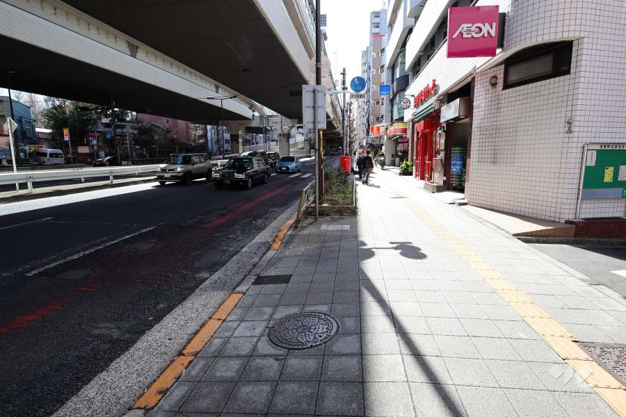 敷地南側の前面道路(東側から)