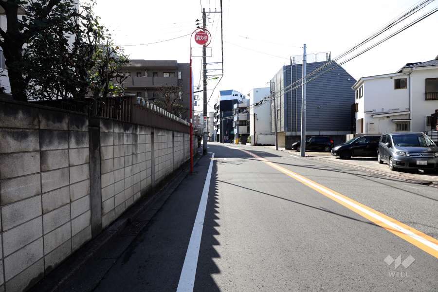 敷地北側の前面道路（東側から）
