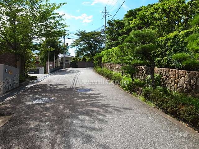 周辺は大きな敷地の邸宅も多く建ち並ぶ緑豊かな住宅地です。