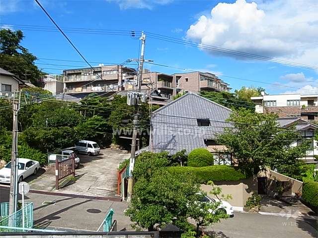 高台にあり、駅までの道のりに坂がありますが、開放感のある立地です。