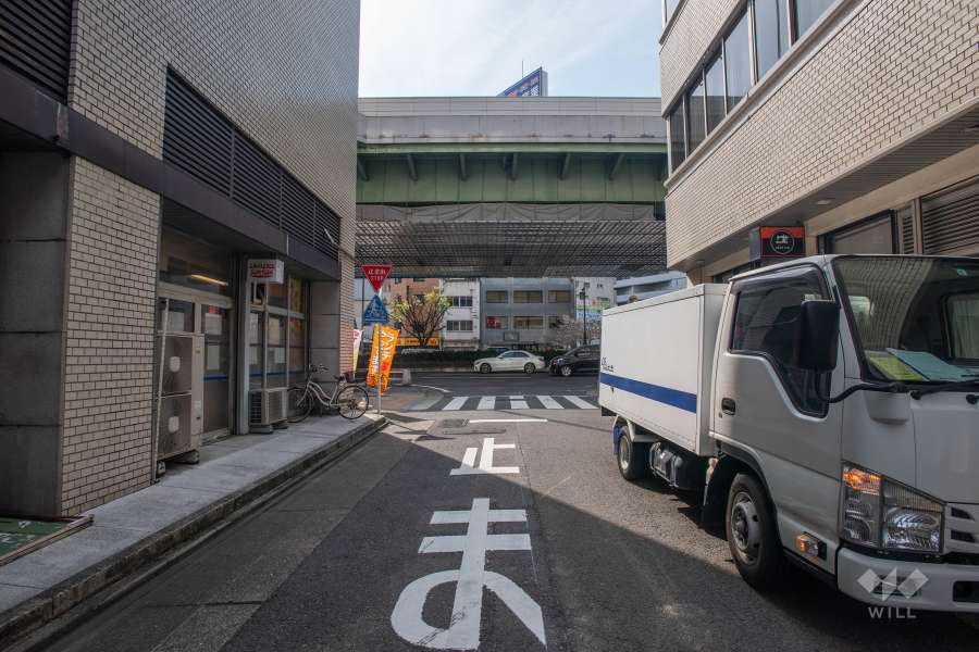 敷地南側の前面道路（西側から）
