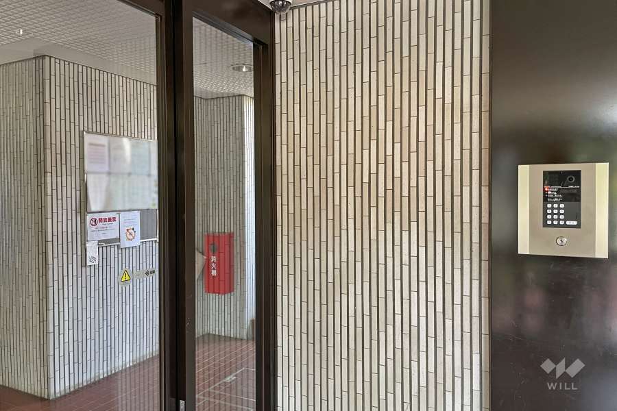 エントランスはオートロック付きです。